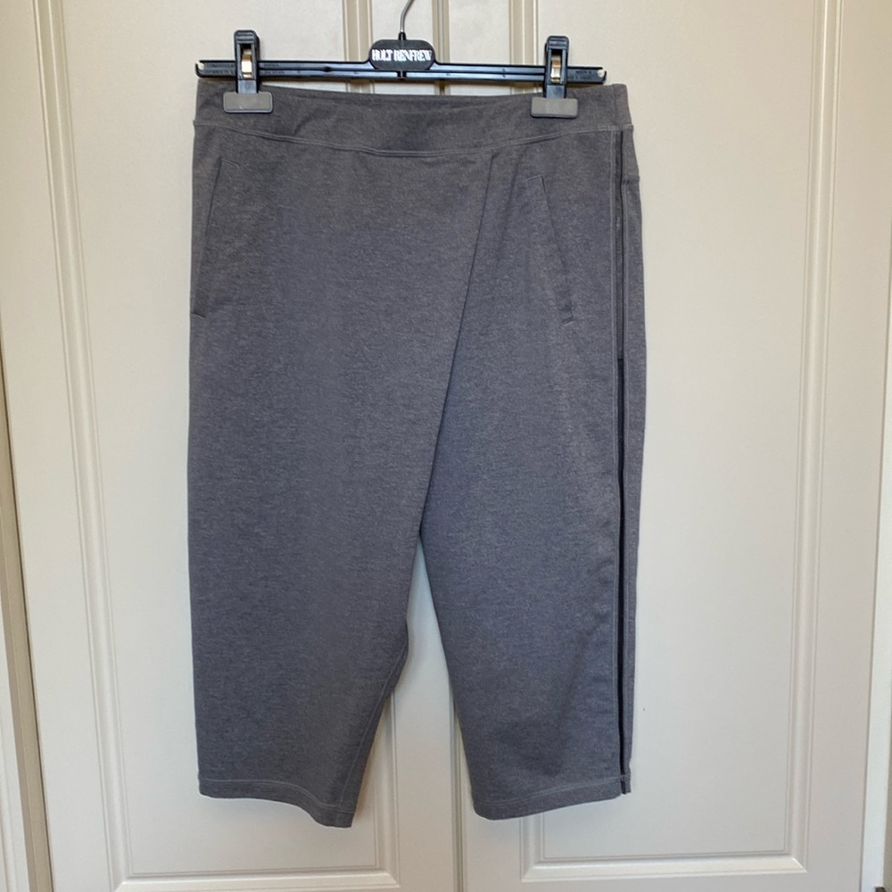 WOMAN’S LULULEMON CROP LEGGINS. SIZE 6 .